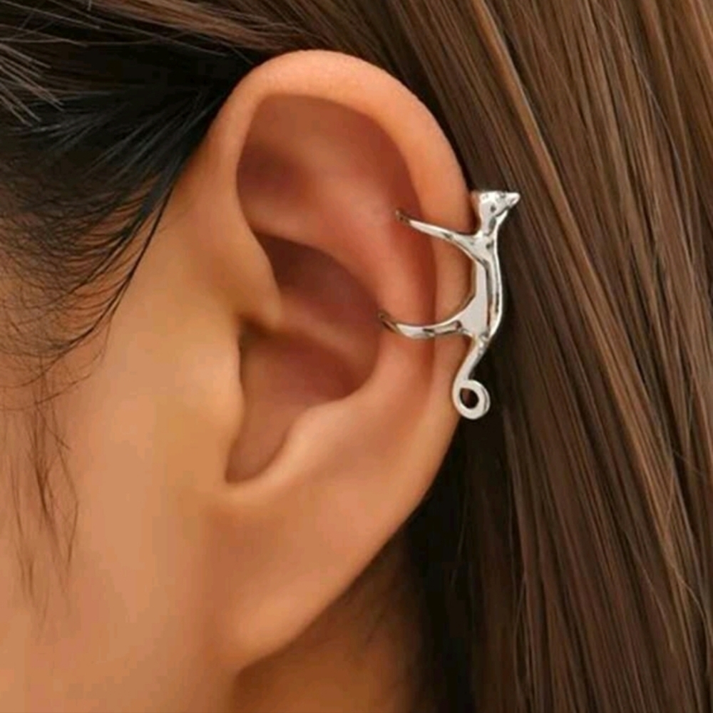 ✨3 FOR $28✨🆕️🐈‍⬛ADORABLE CAT THEMED EAR CUFF - SILVER-TONE🐈‍⬛